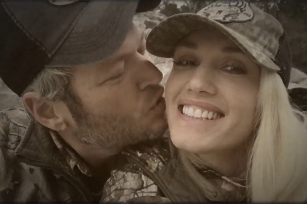 Blake Shelton kissing Gwen Stefani