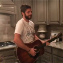 Is Thomas Rhett the “Pied Piper” of Dogs? [VIDEO]