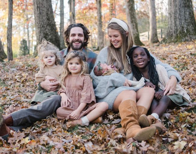 Thomas Rhett and Lauren Akins with their daughters