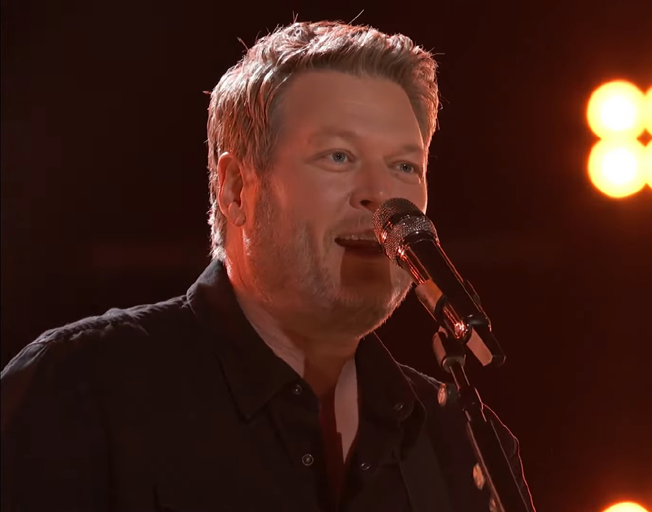 Blake Shelton singing on 'The Voice' 12-06-22