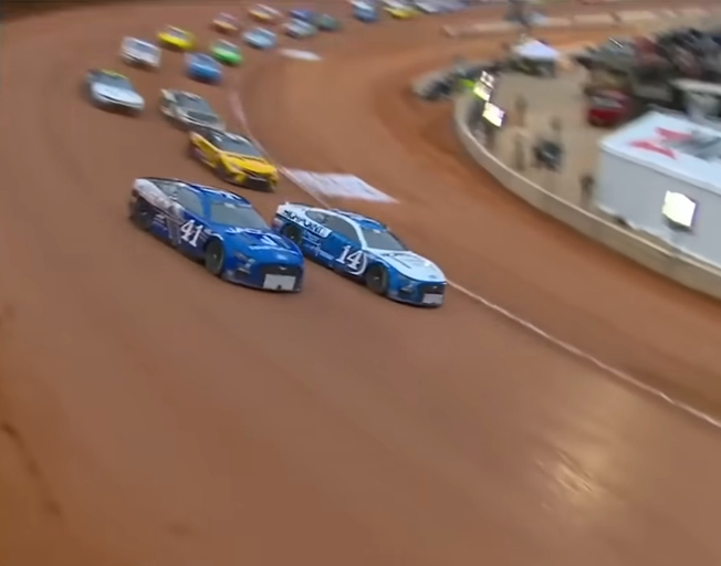 Cars racing in the 2022 Food City Dirt Race at Bristol Motor Speedway 04-17-22