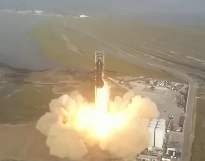 Space X Starship lifting off of launch pad 04-21-23