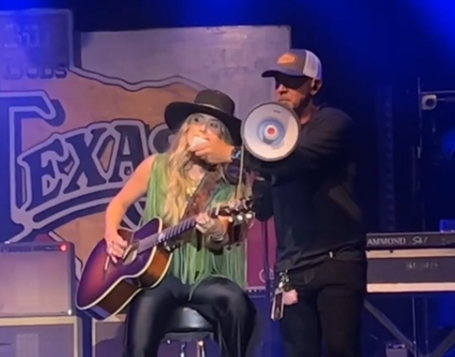 Lainey Wilson singing into a megaphone at Billy Bob's 09-08-23